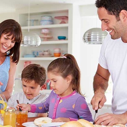 Genitori e figli fanno merenda